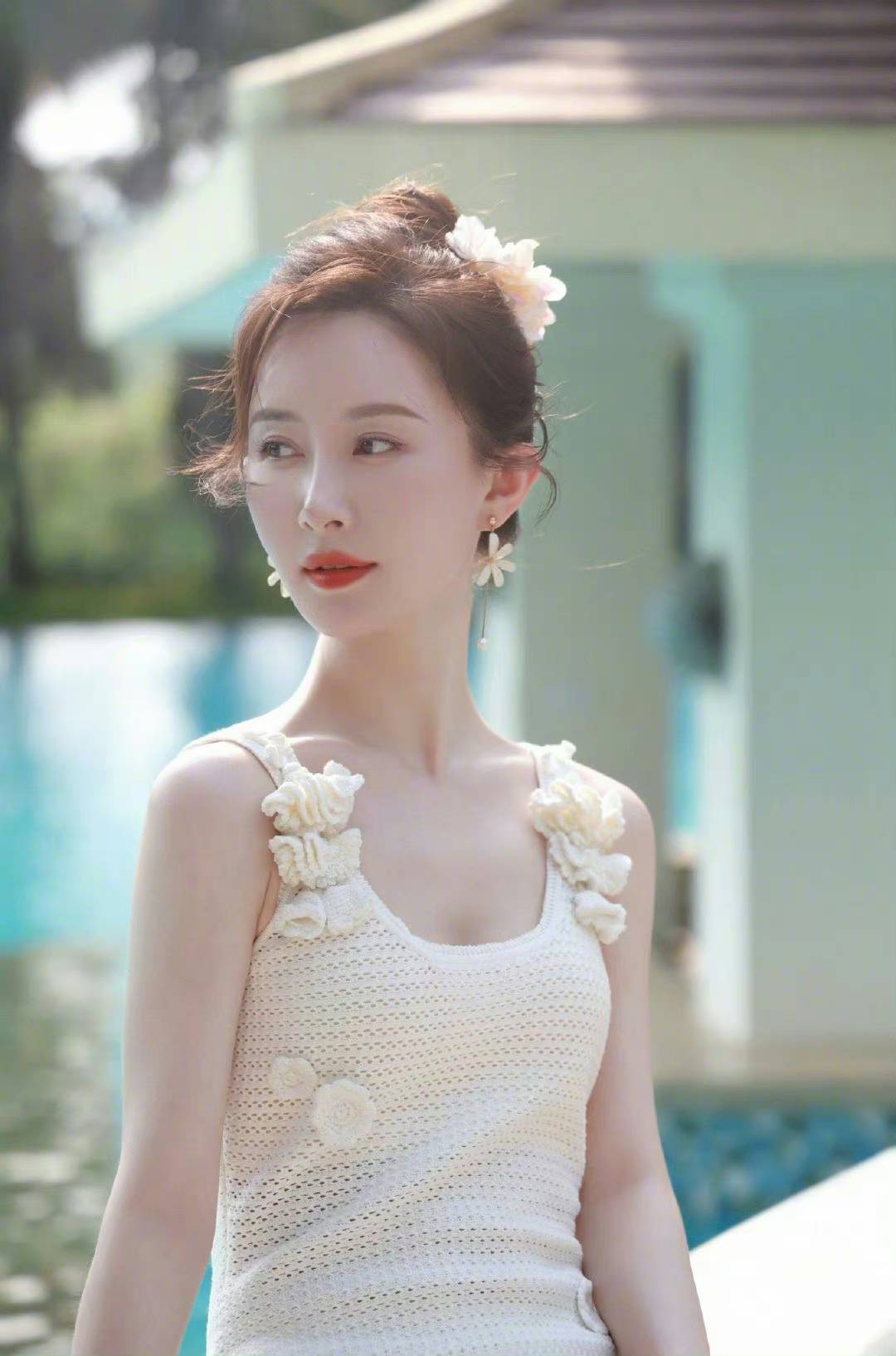 【女神新装】舒畅白色镂空吊带连衣裙惊艳亮相,美到窒息!