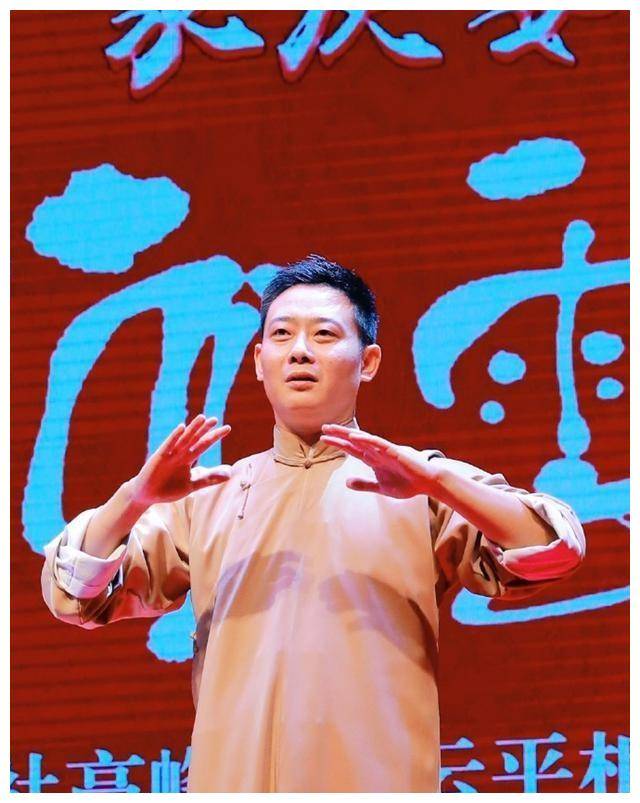 德云社栾云平深夜发文,晒车站合影照,网友:为了演出,都不容易