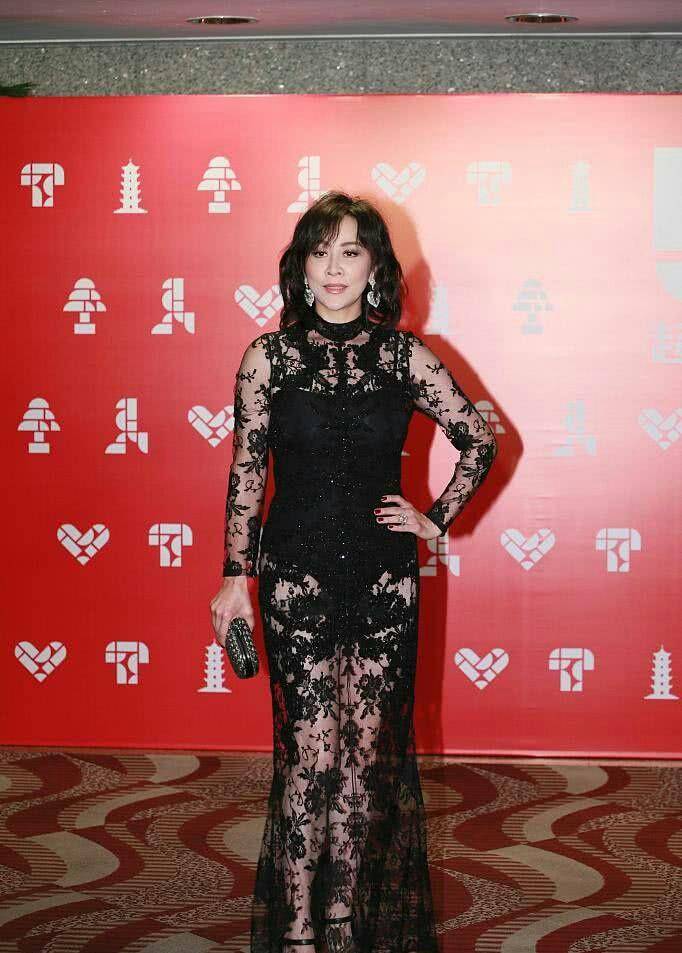 别看刘嘉玲的年龄相对大了,但是她时尚起来真的分外时尚.