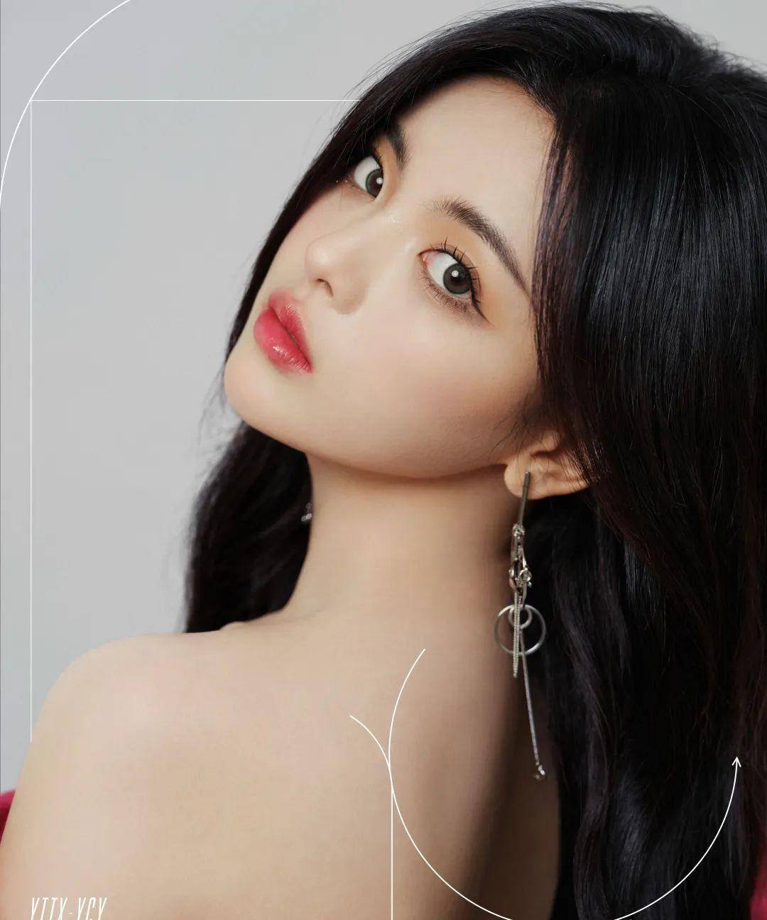 原创草根出身的杨超越开始玩时尚了其实这样也很美