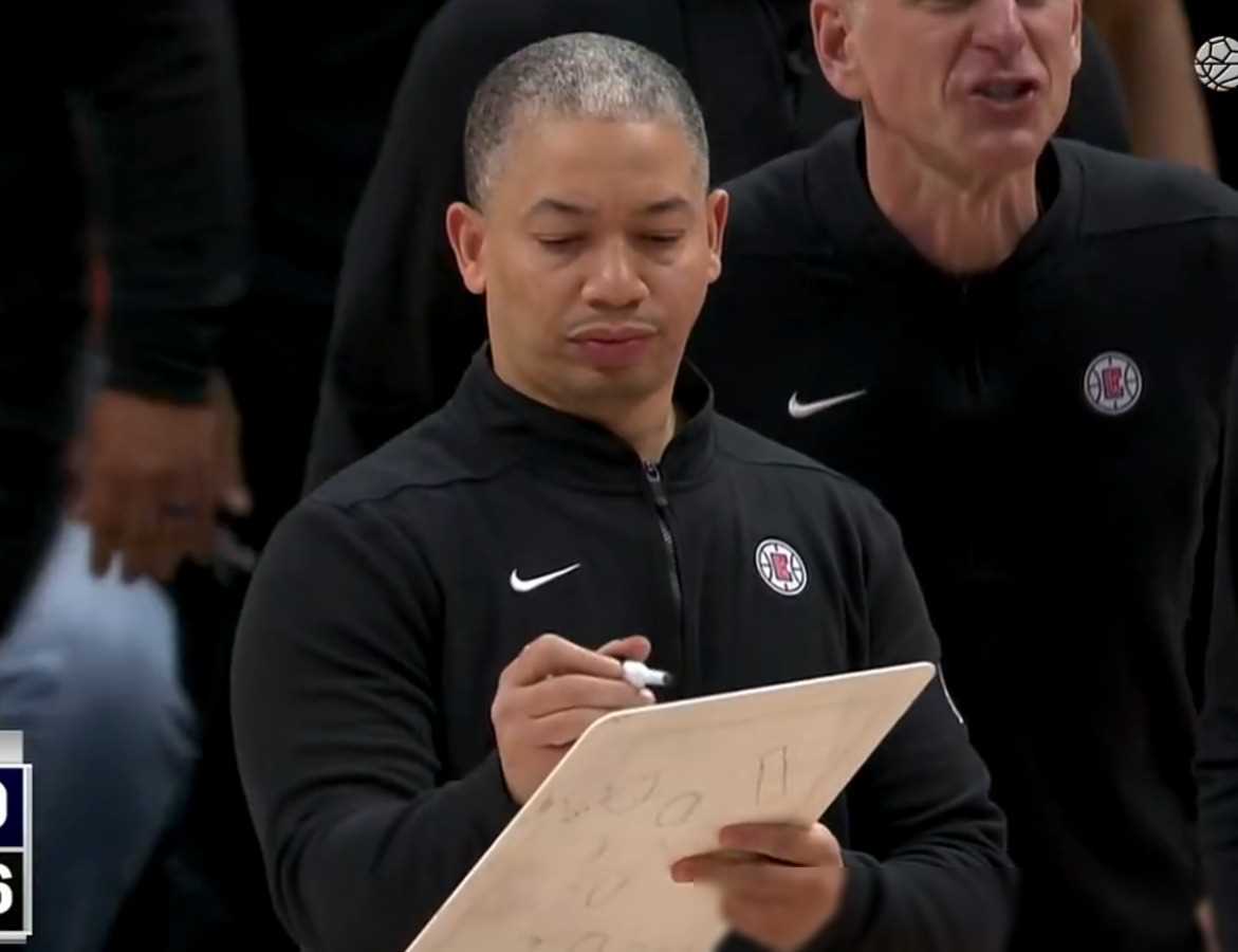 输球笑看风云,快船教练卢指导轻松插兜