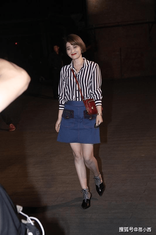 48岁梅婷无惧眼袋和皱纹,穿牛仔连体裤 扎低马尾,自然美得高级