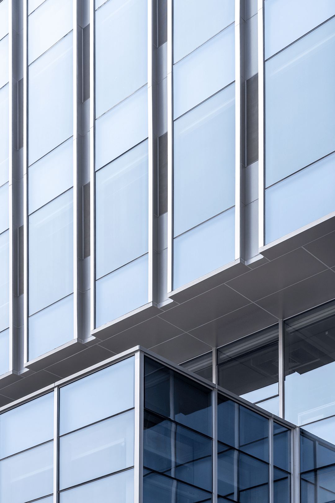 综合楼幕墙细节主入口采用不锈钢外雨棚与内门斗一体化设计,使室内外