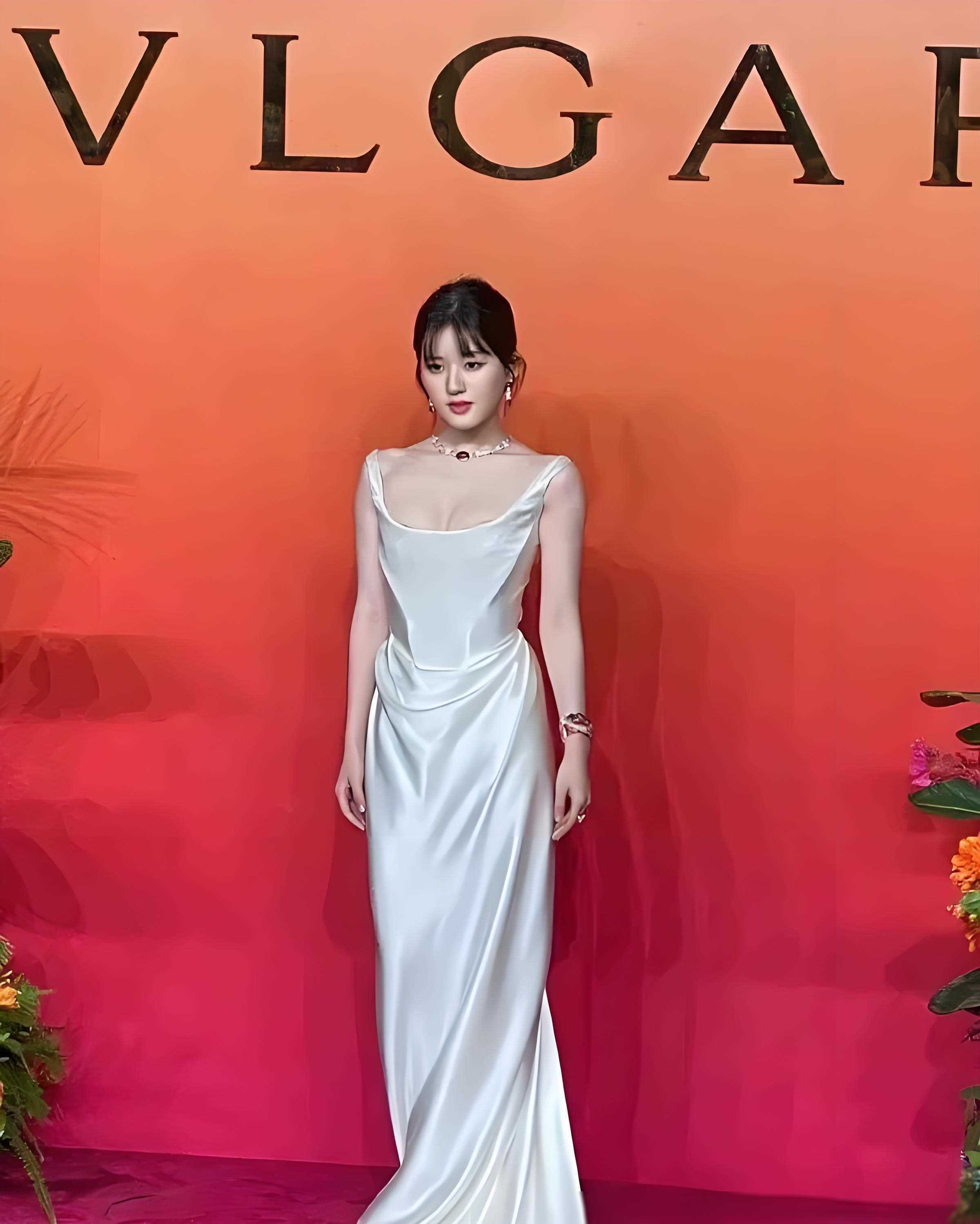 排名第三的是程潇,这位身兼舞蹈家,演员和歌手的多重身份让她备受瞩目