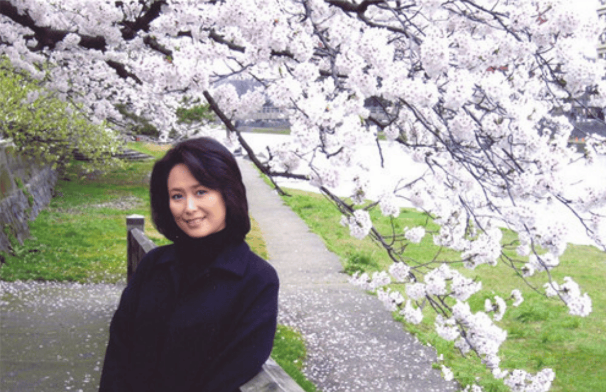 著名演员左翎:父亲患癌早逝,离婚后带着女儿再婚,如今怎样了?