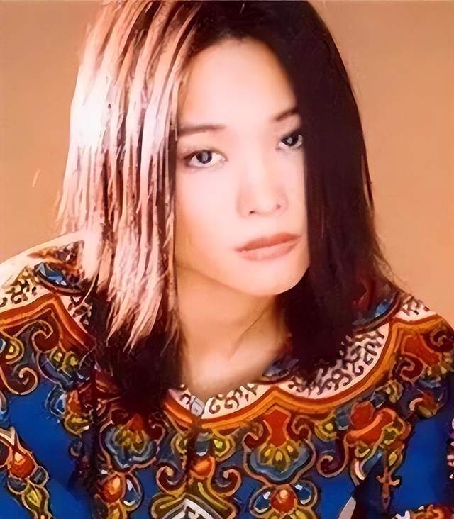 聊天一小时，许美静演唱会被喊退票，想学伍佰指挥粉丝唱却翻车？