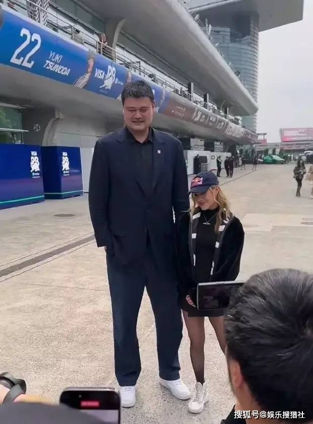 大牌云集!姚明谷爱凌等助阵周冠宇f1中国大奖赛,展现最萌身高差