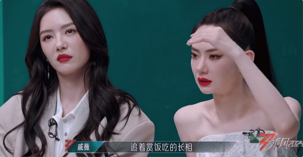 的裙装款式简单,材质平平,在暖光的照耀下,郭碧婷一身温婉清新的魅力