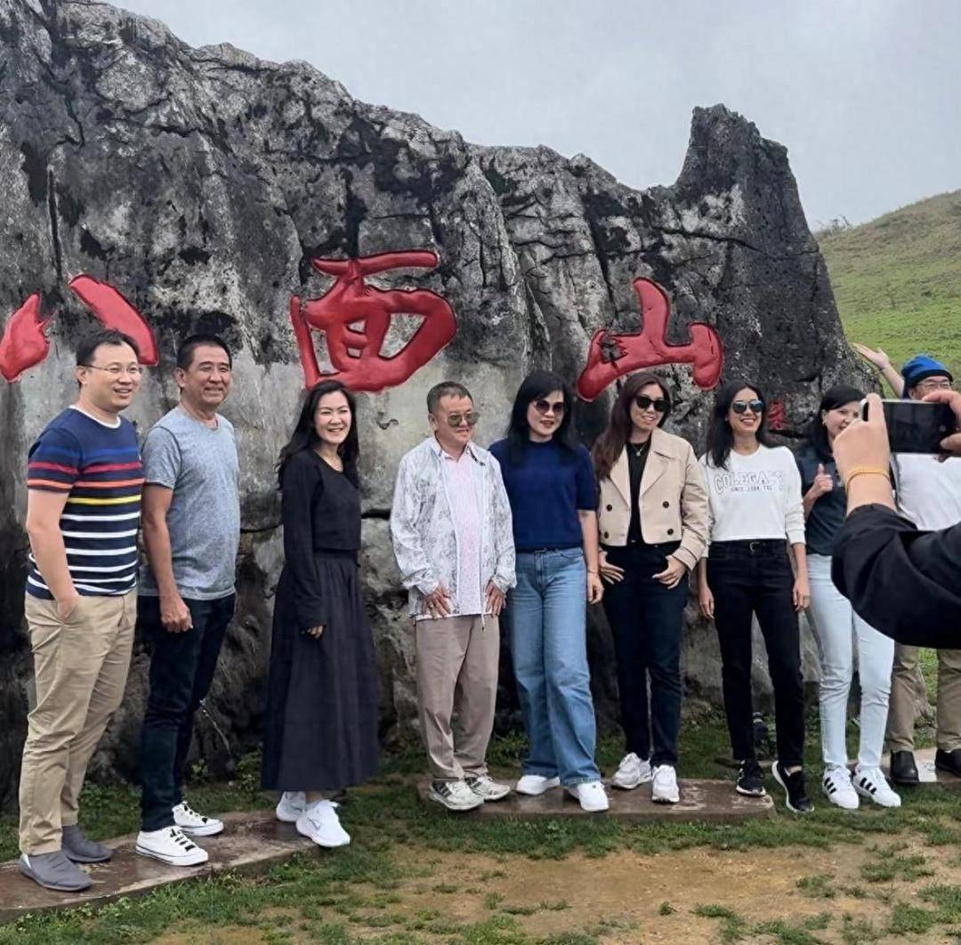   马来西亚游客组织了一批海外游客在八面山景区庆祝“开门红”。 
