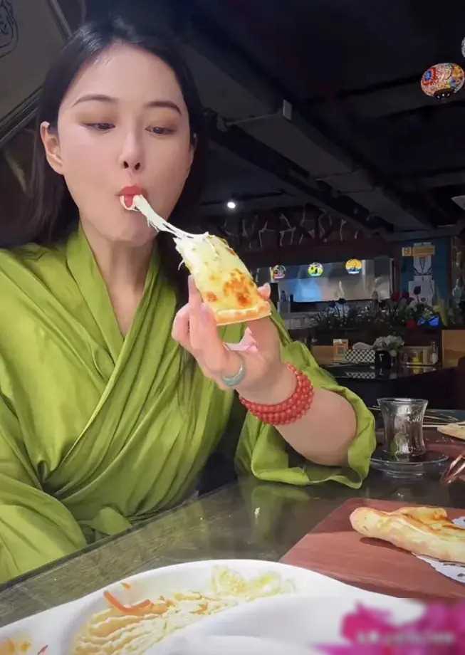 张馨予发福,疑似怀二胎,何教官打扮时尚引热议