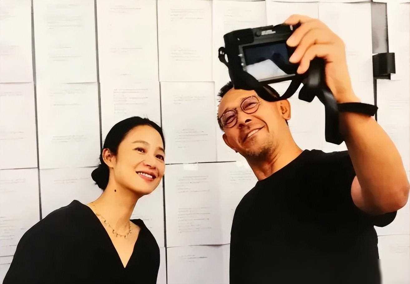 姜文周韵一家同框照曝光,俩儿子罕见亮相,身高惊人,长相随爹