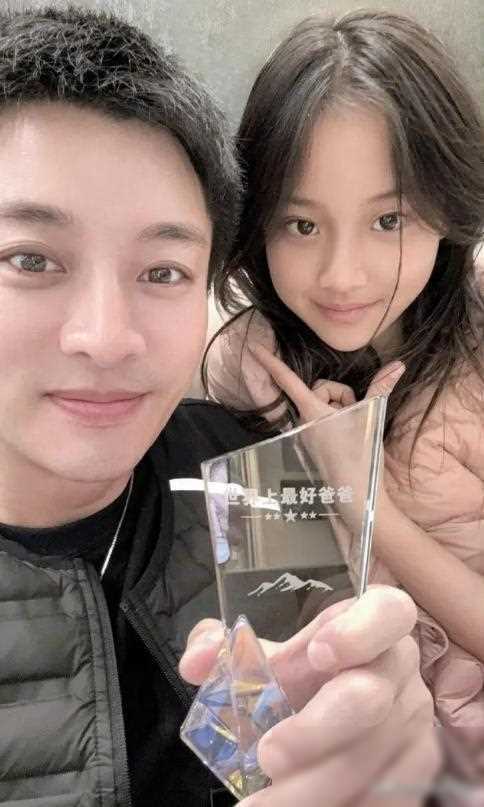 贾乃亮岁生日甜馨送特别礼物,手工奖杯成焦点