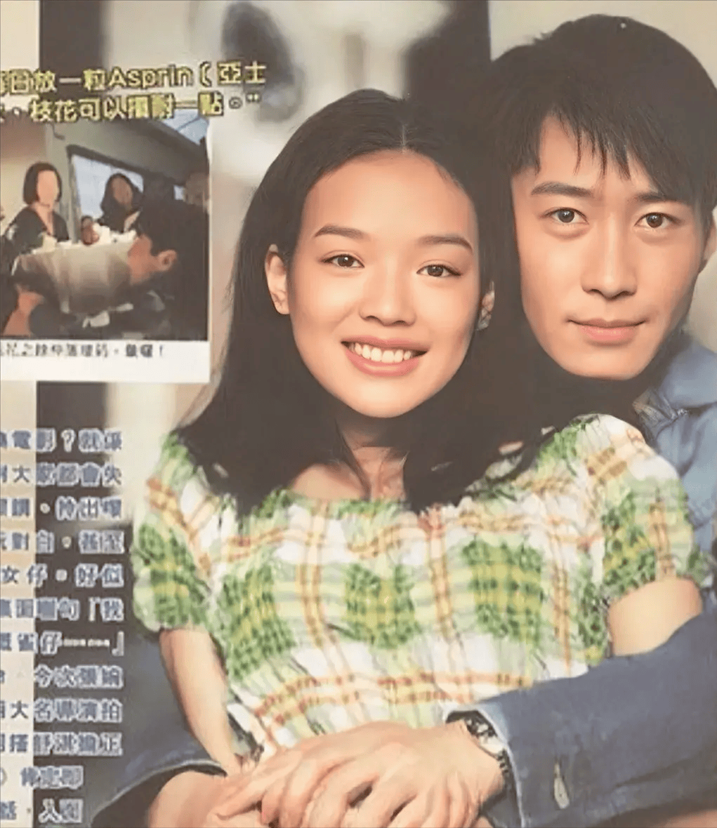 秀恩爱,穿中式婚服和老公摆拍,长发飘飘仍有少女感_冯德伦_感情_婚礼