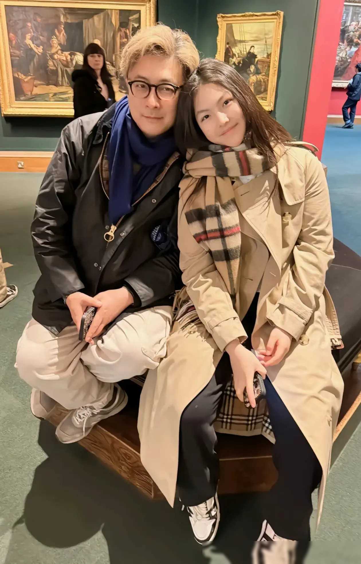 李湘一家苏格兰之旅,王岳伦黄发出镜,王诗龄与父同行