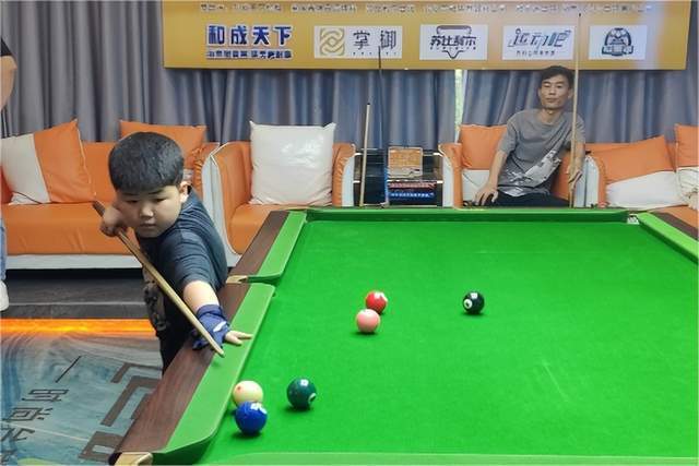 冠思途携手运动吧时尚台球俱乐部举办中式九球追分邀请赛!