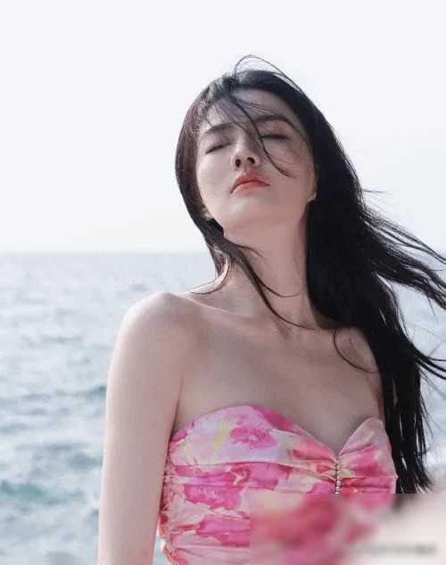 除了对女性形象的思考,徐璐的照片还引发了人们对娱乐圈竞争和社交