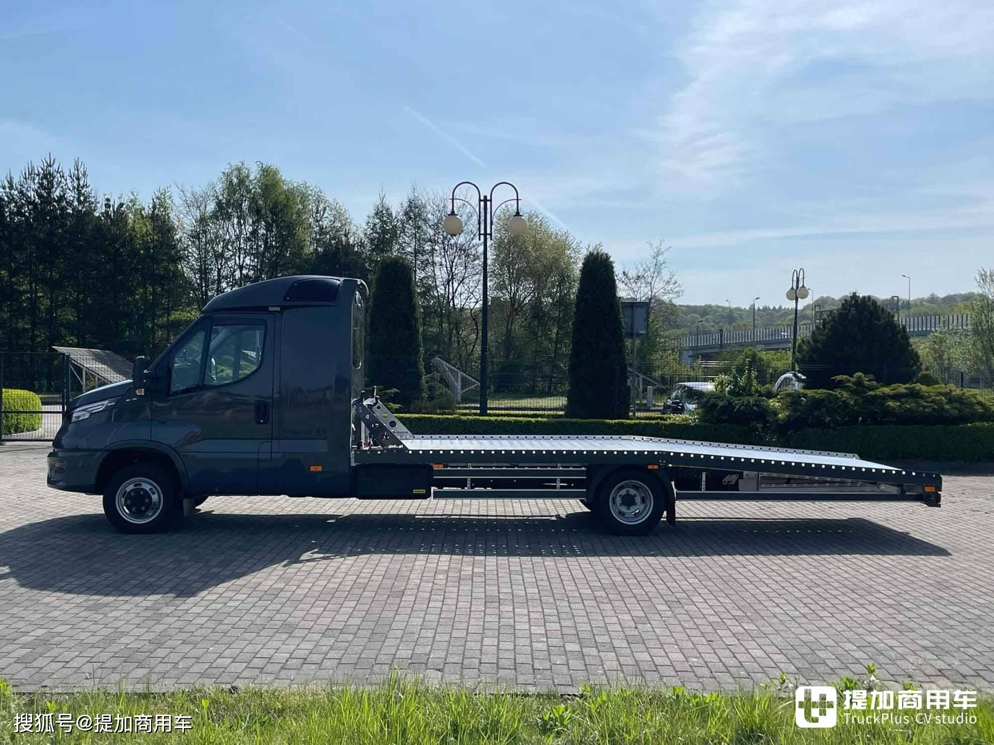 小轻客干大半挂的活?能睡觉还带厨房,跑长途的依维柯daily实拍