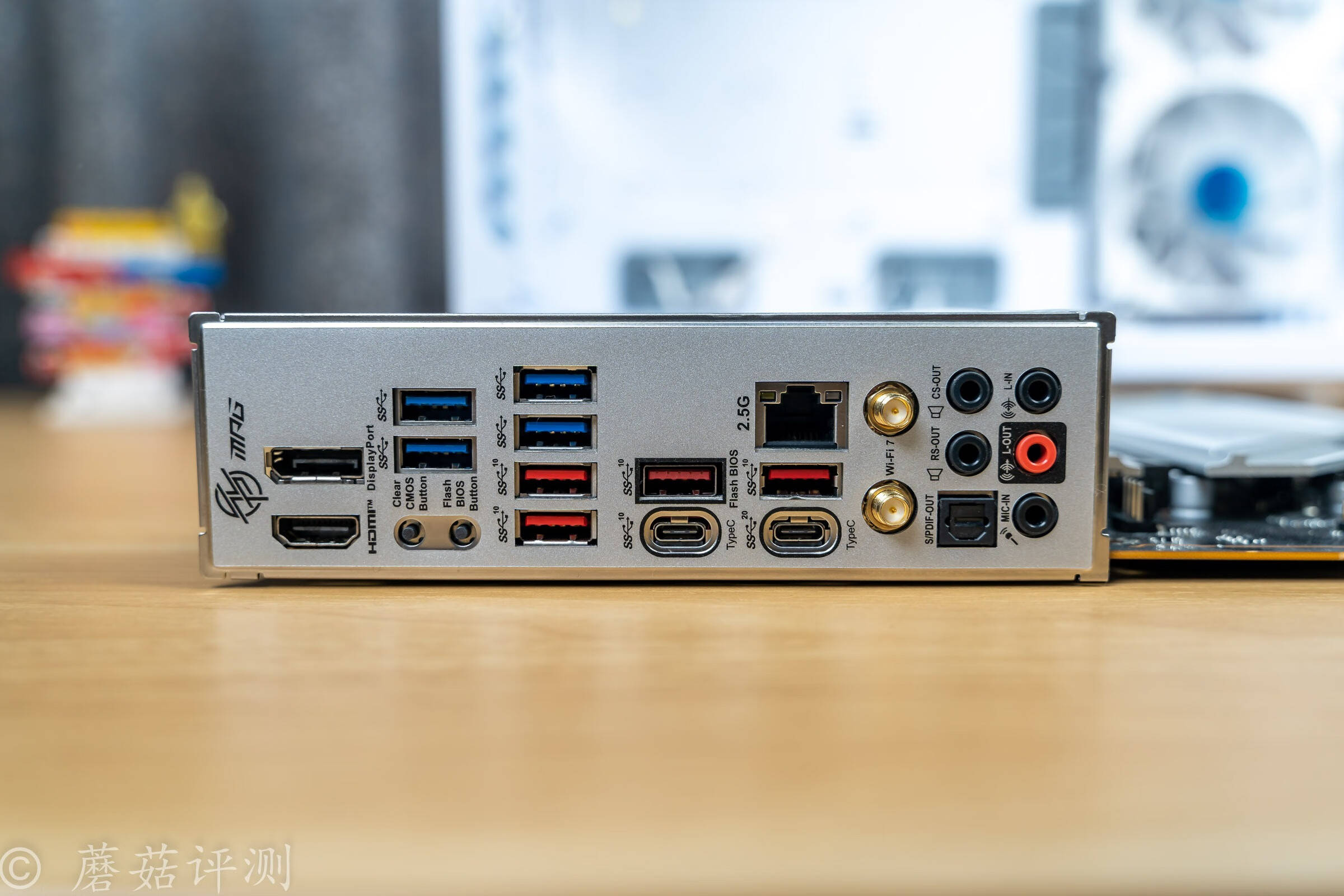 ▼在主板的后置io接口方面,其标配了大量的usb接口,包括4个5gbps带宽