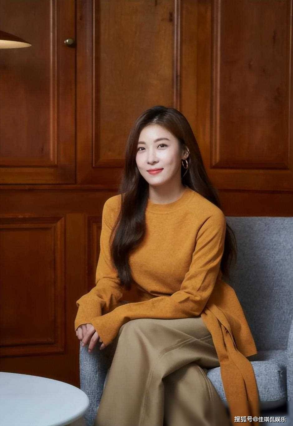 她曾性感女神,凭借出演三级片一炮而红,如今45岁依旧美艳饶人