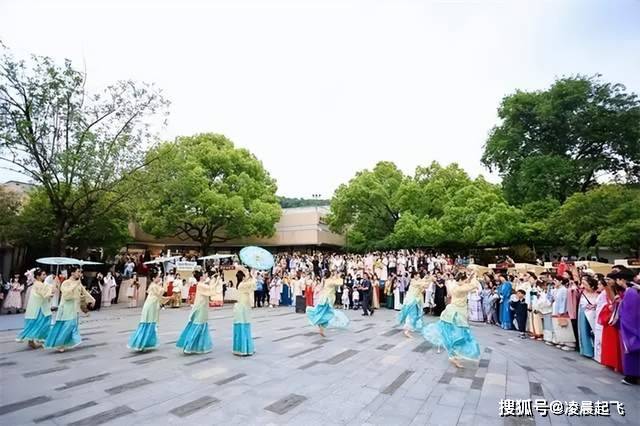活动现场热闹非凡,身着各式华美汉服的爱好者们纷纷亮相,或如仙子般