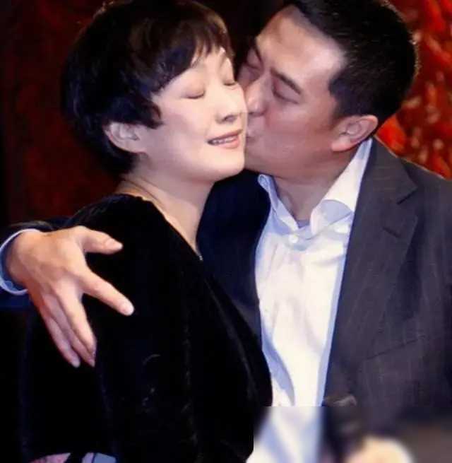 张嘉译驼背引热议,妻子女儿素颜亮相,网友赞其真实不做作!