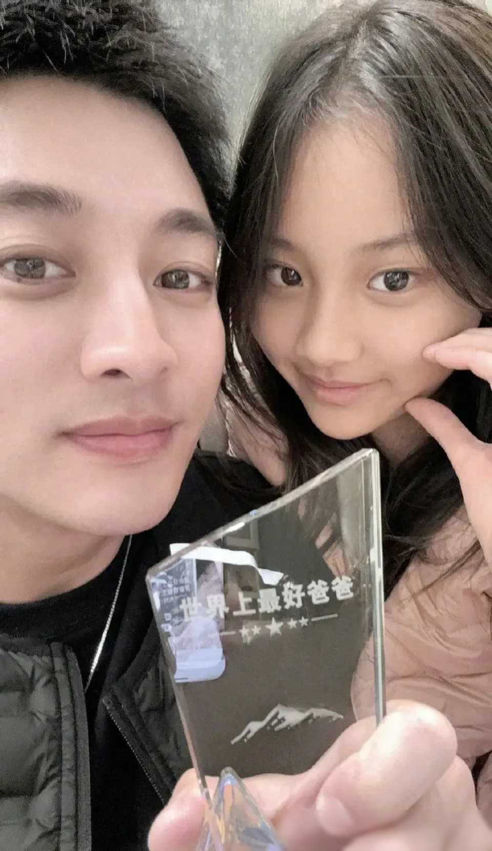 贾乃亮李小璐复婚传闻再起:为了甜馨,他们能否破镜重圆?