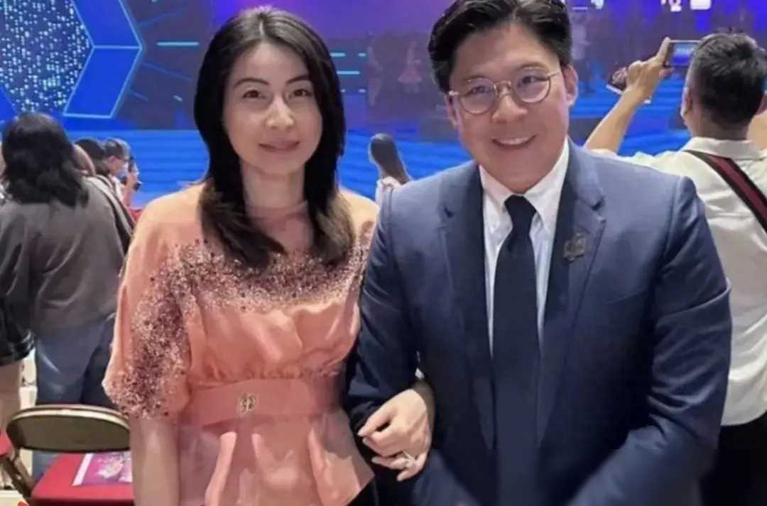 郭晶晶霍启刚一家五口回内地老家,郭晶晶背万名牌包,引发热议