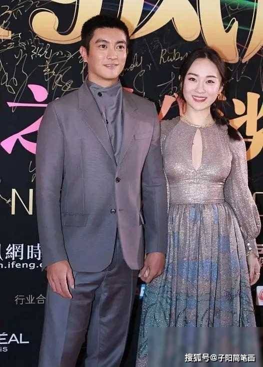 霍思燕身姿不凡!镂空裙 麻花辫显女王气质,与杜江同框似情侣档