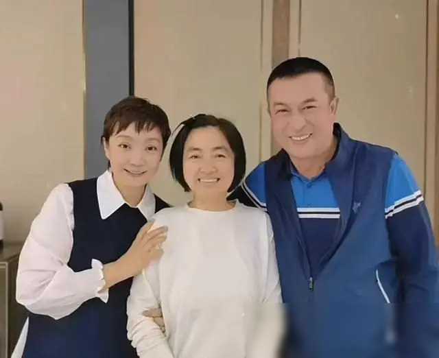 张嘉译驼背引热议,妻子女儿素颜亮相,网友赞其真实不做作!