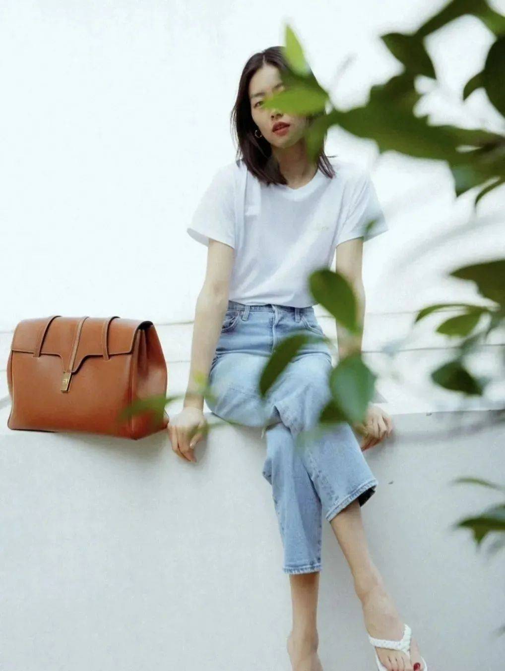 白色t恤作为基础单品,可以与各种颜色的牛仔裤搭配,而蓝色牛仔裤则是