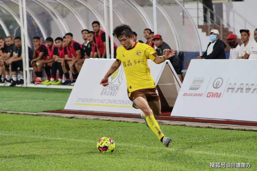 第81分钟,广西平果哈嘹国晶队19号王靖斌接15号阳敏杰传中头球破门