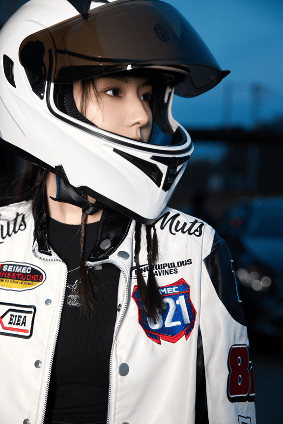 陈雨贤全新机车写真 酷飒英气大展多面魅力