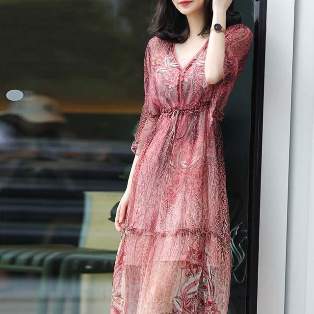 女人过了30岁,一定要有件真丝连衣裙,精致优雅方显女神气质