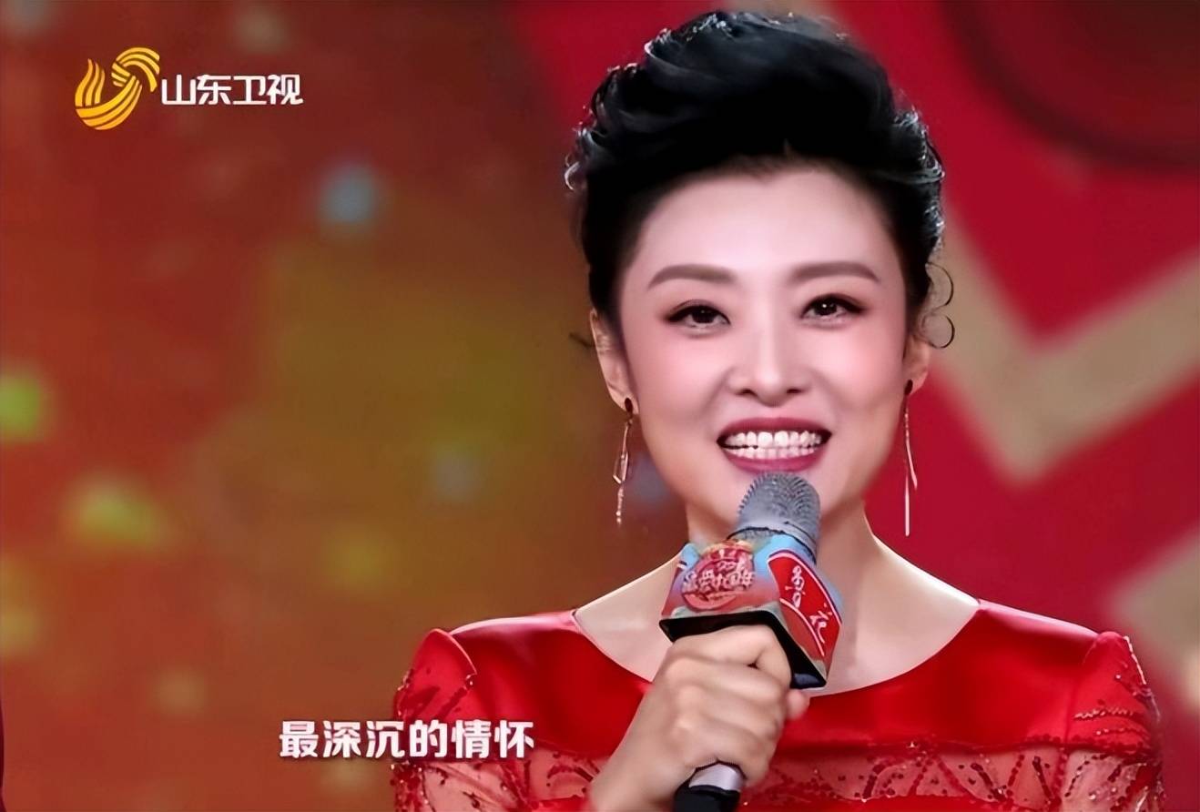 周涛:赴四川主持下基层慰问演出,出道29年首次以披肩发造型出镜