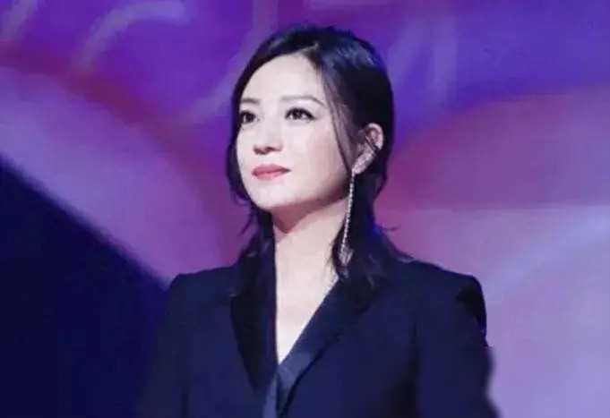 赵薇新持股权受冻结,小燕子再次成为舆论焦点
