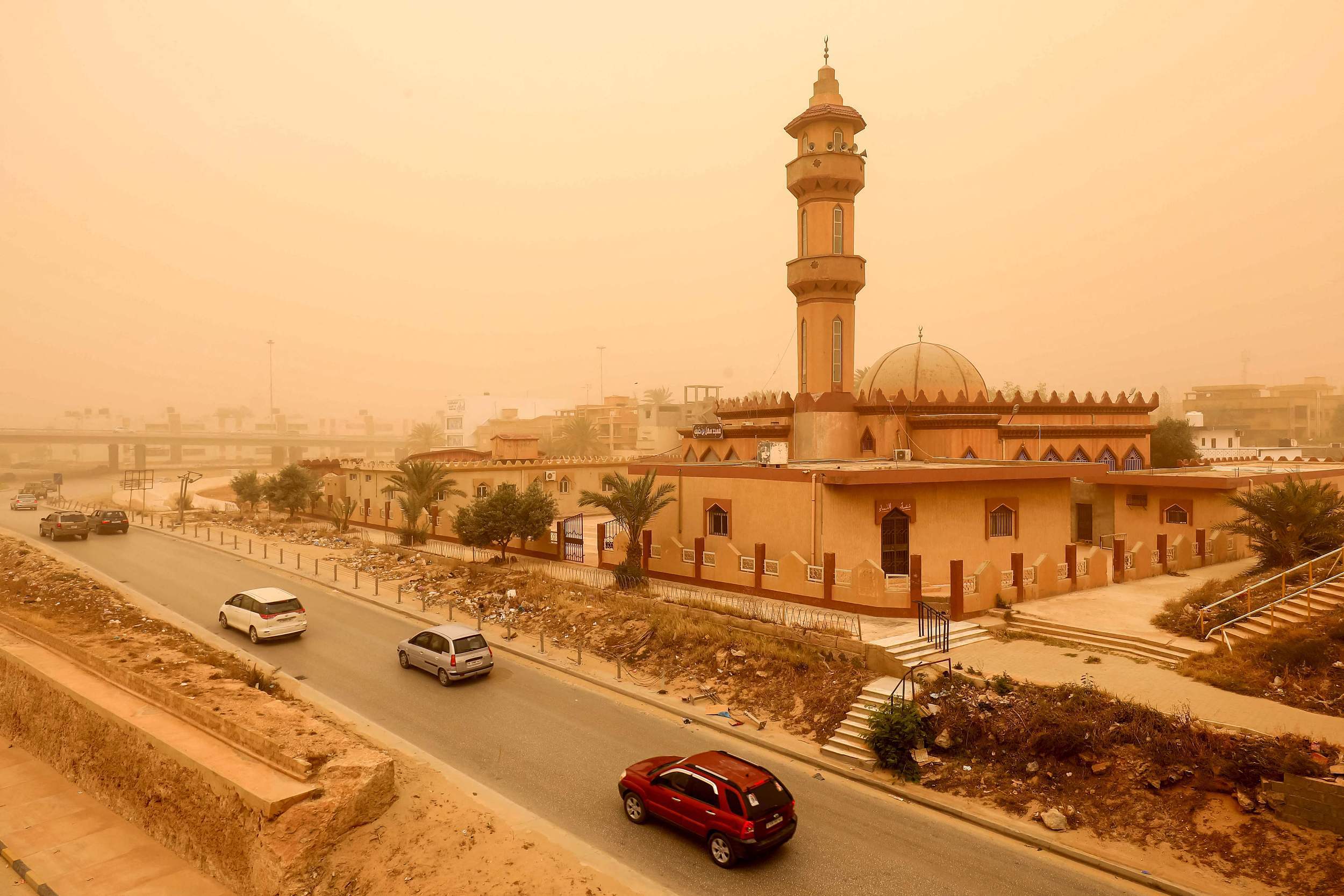 利比亚东部城市遭遇严重沙尘暴