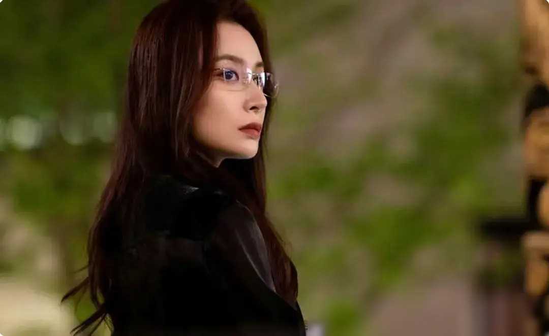 戴眼镜的隆妮高光时刻瞬间:人间尤物