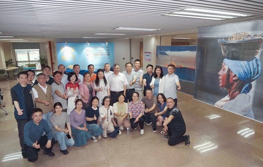 骨科摄影家史占军教授摄影展开幕式在南方医科大学图书馆举行