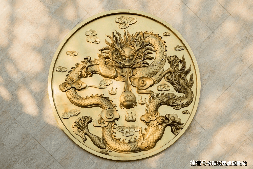 如吊顶天花雕刻的是龙纹和祥云的图案,在细节上,精益求精,营造出中国