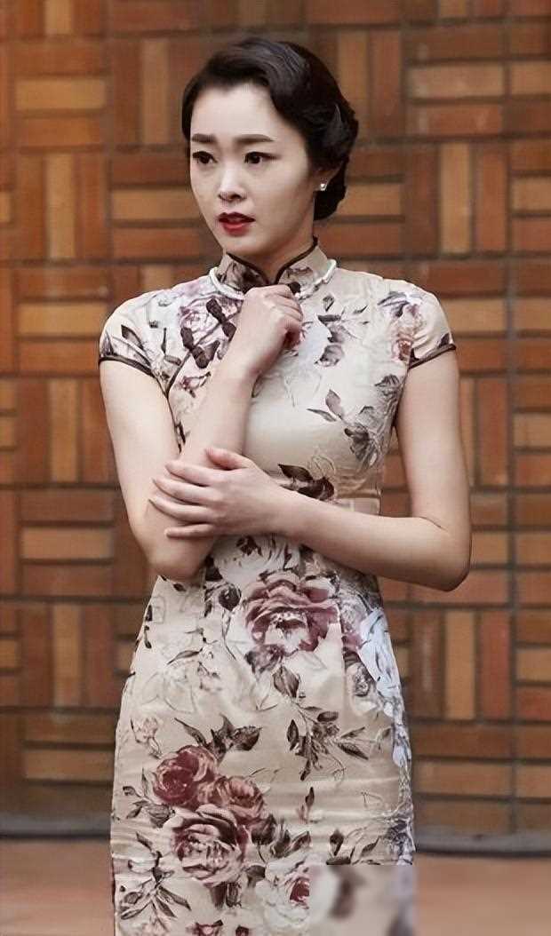 宋轶曲线曼妙,汤唯腰线撩人,许晴腰臀诱人,魅力四溢迷人难挡_旗袍