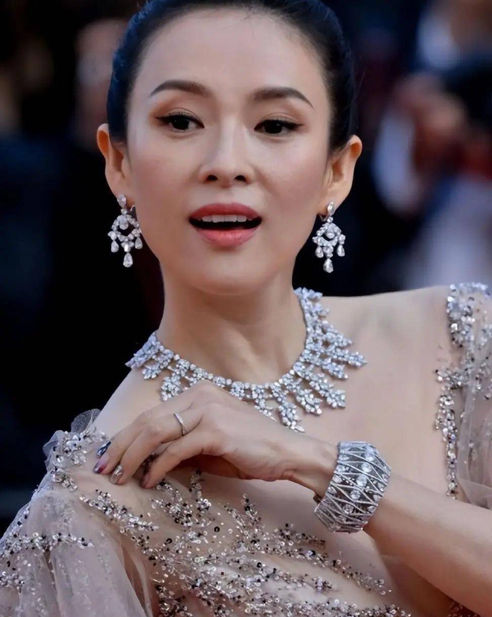 章子怡离婚后风采依旧,大胆着装惊艳四座,美丽经久不衰