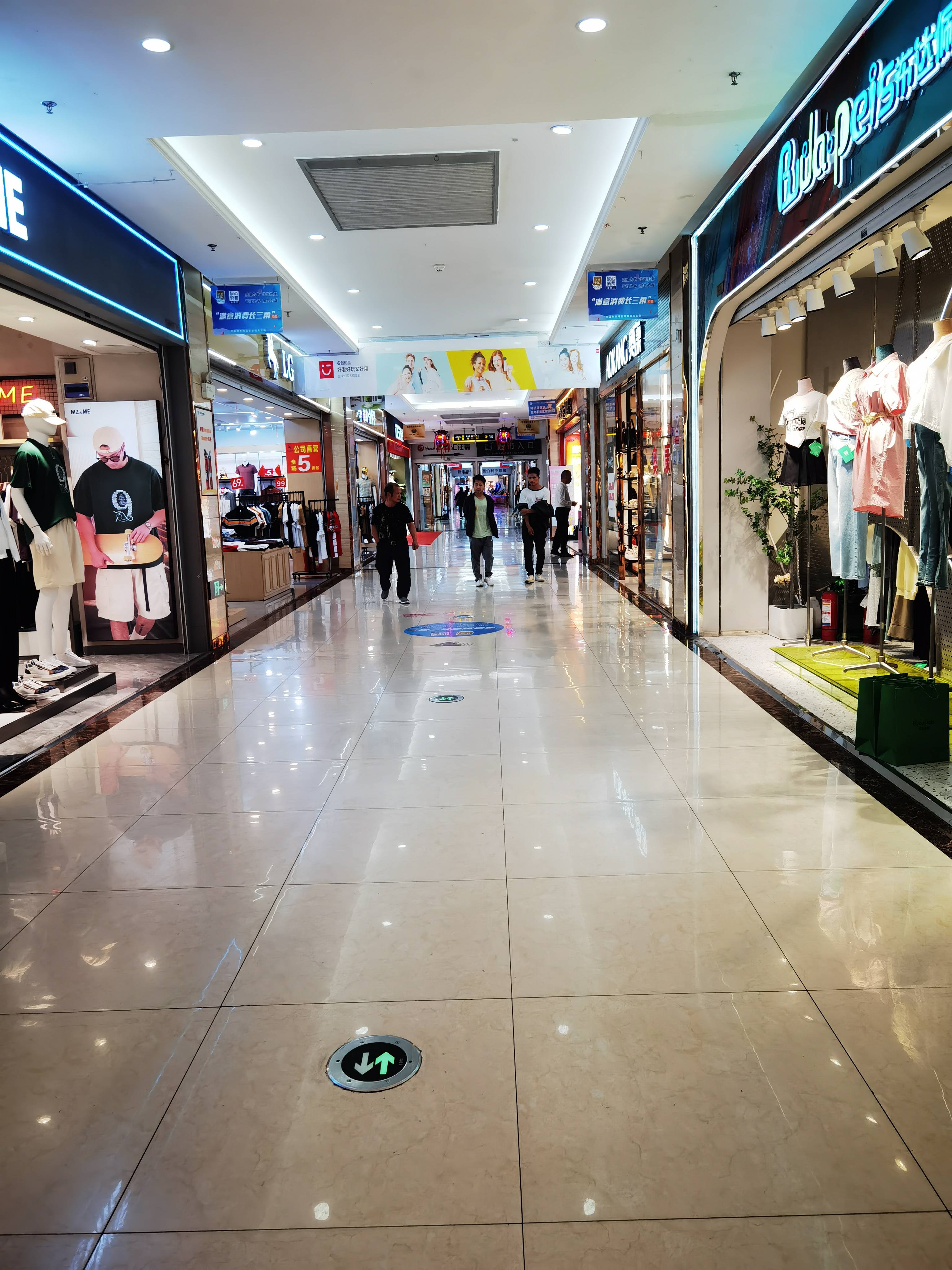 这就是兰溪地下商场的咖啡店,这里人现在