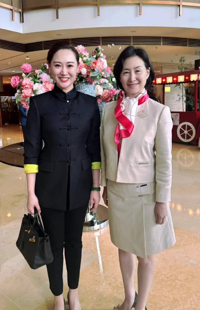 又被何超琼美到了,穿休闲上衣短裙超精致,丝巾很美起到点缀作用