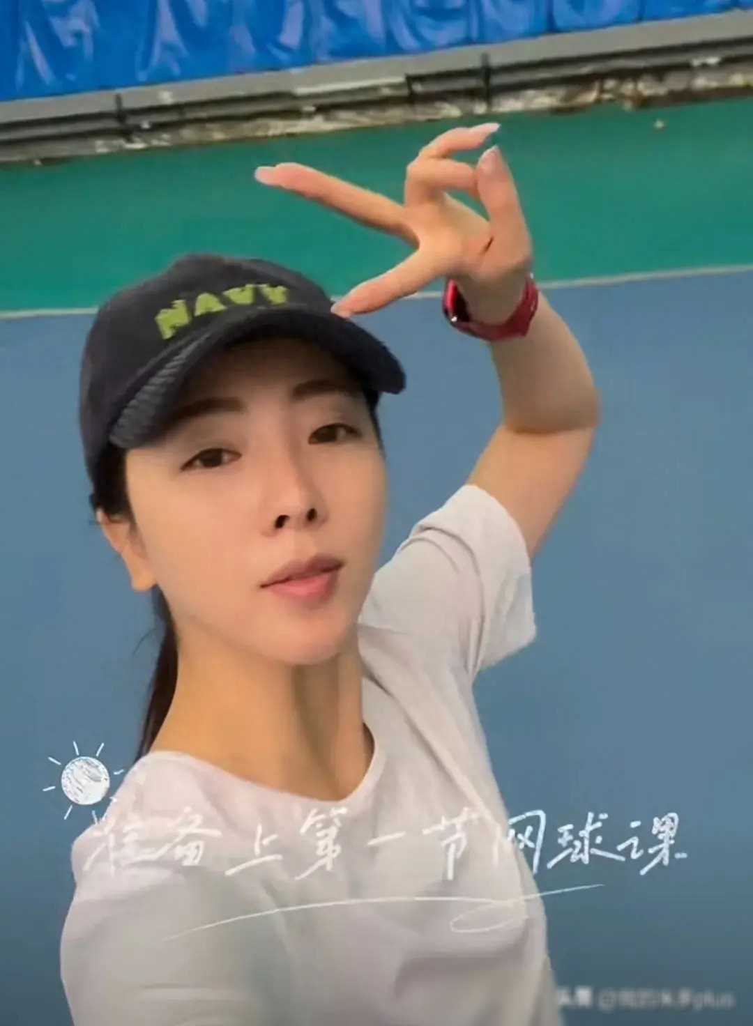 李思思现身网球馆,不施粉黛疲惫却美依然