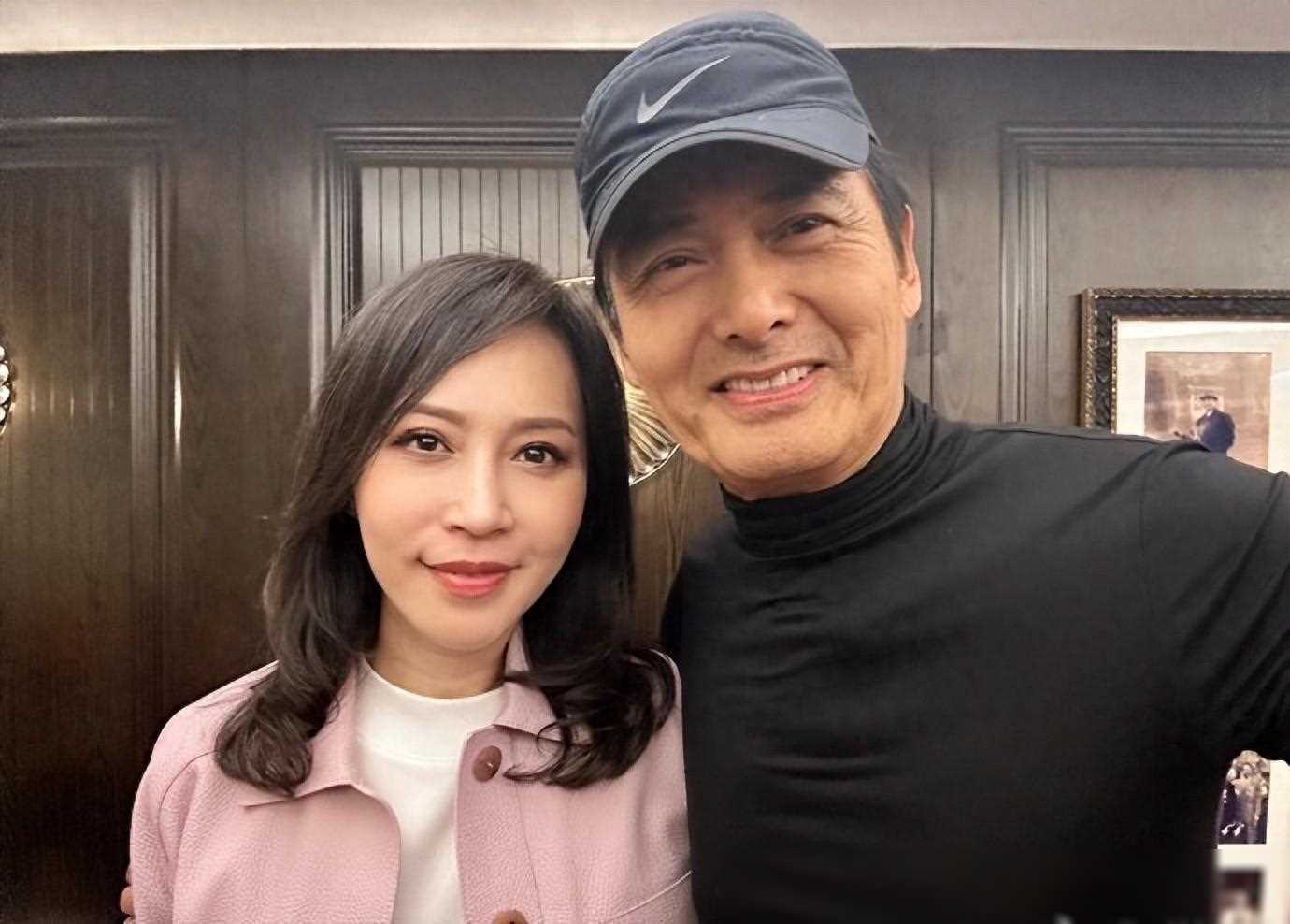 冻龄女神顾纪筠与周润发如情侣般相遇,展现年轻活力