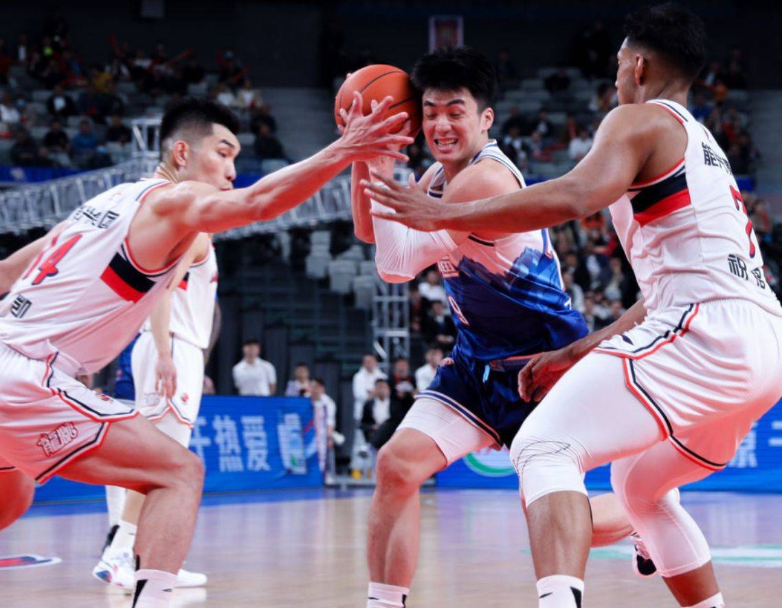 cba开出赛季最重罚单,新疆后卫运气爆棚,郭士强爱将逃过一劫