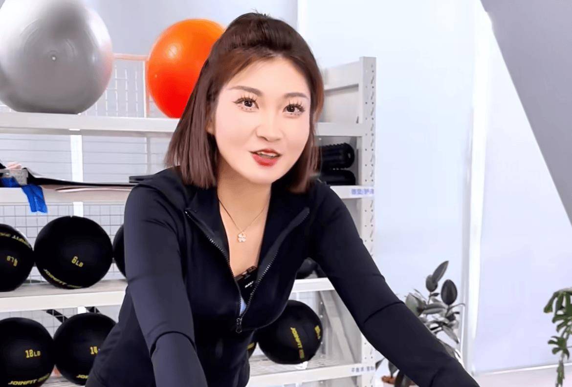 王暖暖自曝曾购买4千万的游轮!闪现泰国谢恩人,另一人至今成谜