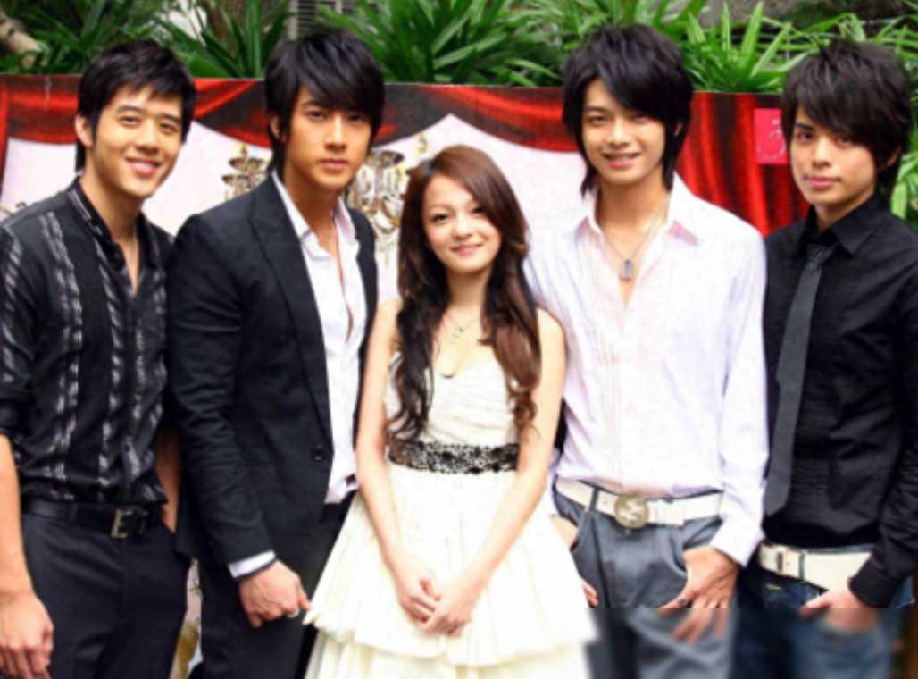 吴尊的感情生活也颇具传奇色彩,与林依晨,ella等女星的绯闻引发了无数