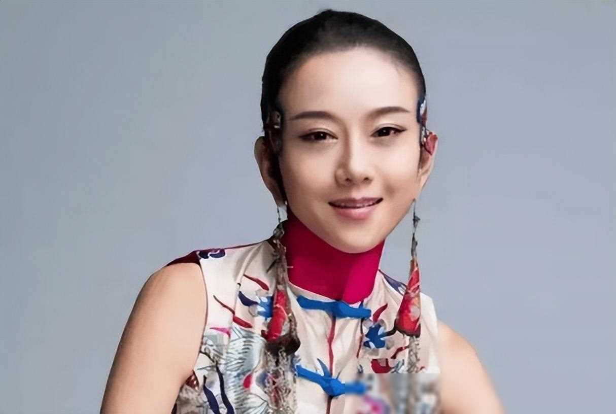 杨丽萍与男助理关系成谜,网友猜测:是老佛爷再世?