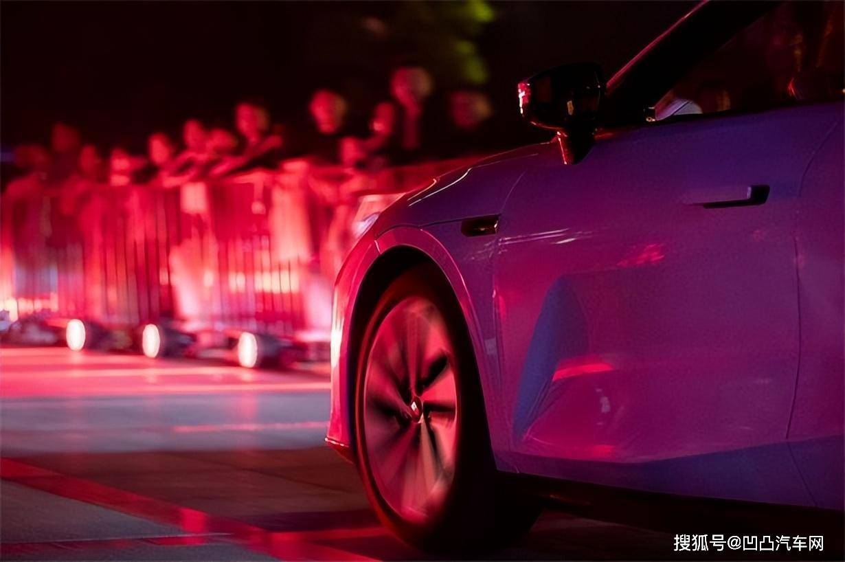 跑得快,转向准,底盘稳!吉利银河e8玩转中原福塔"赛道"